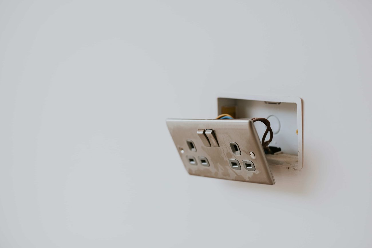 how to fix a broken light switch safely at home