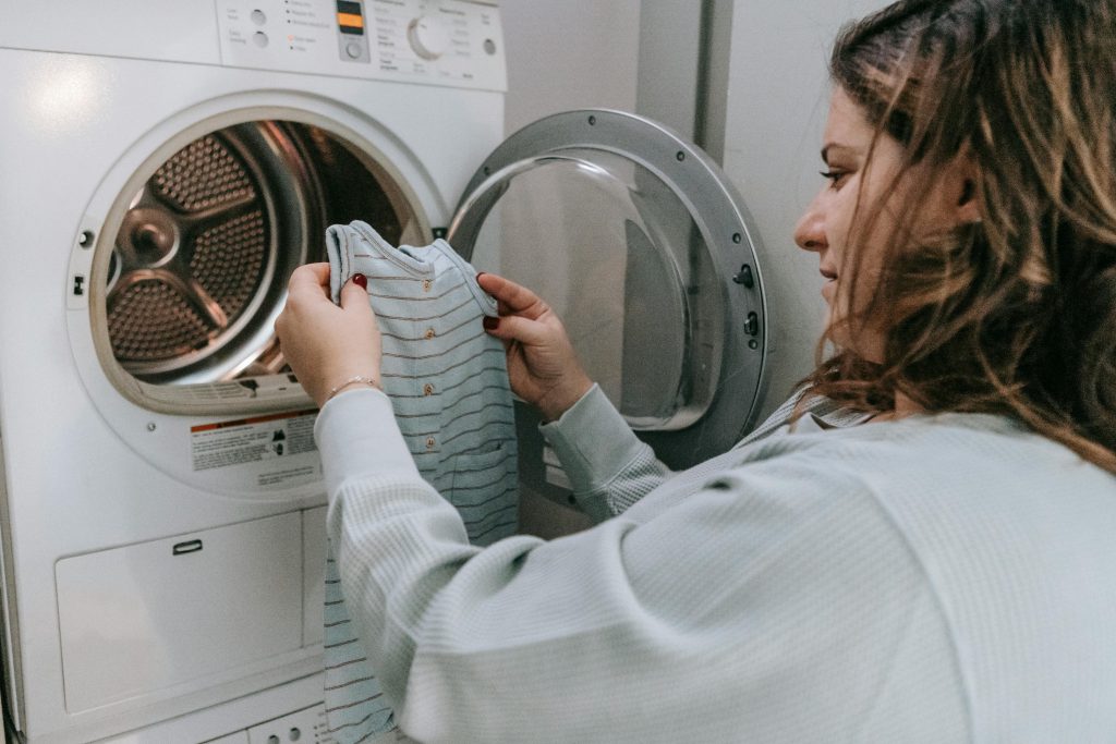 How to remove oil stains from clothes using dish soap and baking soda