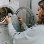 How to remove oil stains from clothes using dish soap and baking soda